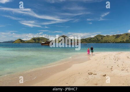 Couple en train de marcher le long d'une plage dans la mer de Flores, Indonésie, Komodo, rêve, maison de vacances Banque D'Images
