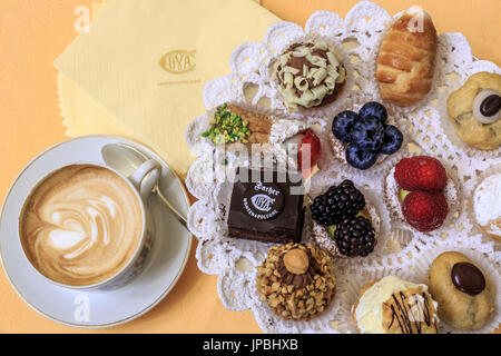 Cappuccino avec les sucreries et les pâtisseries typiques dans l'ancien café de l'icône Cova Milan Lombardie Italie Europe Banque D'Images