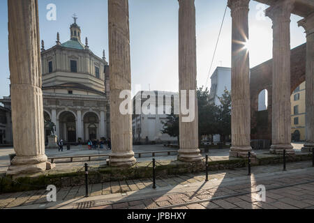 Les anciennes colonnes romaines et la Basilique de San Lorenzo Maggiore Corso di Porta Ticinese Milan Lombardie Italie Europe Banque D'Images