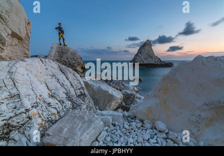 Feux sur les falaises au crépuscule encadrée par la mer claire La Vela Portonovo Plage province d'Ancône Riviera del Conero Marches Italie Europe Banque D'Images