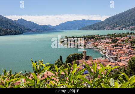 Vue sur le typique village de Gravedona entouré par le lac de Côme et les jardins de la province de Côme Lombardie Italie Europe Banque D'Images