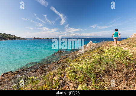 Une promenade sur le chemin surplombant la mer turquoise Santa Teresa di Gallura Province de Sassari Sardaigne Italie Europe Banque D'Images