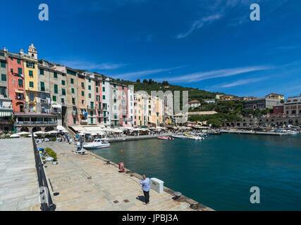 Le bleu de la mer cadre les maisons aux couleurs typiques de Portovenere La Spezia province Ligurie Italie Europe Banque D'Images