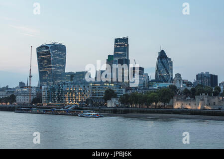 Vue de nuit sur la Tamise avec les gratte-ciel de la ville en arrière-plan London United Kingdom Banque D'Images