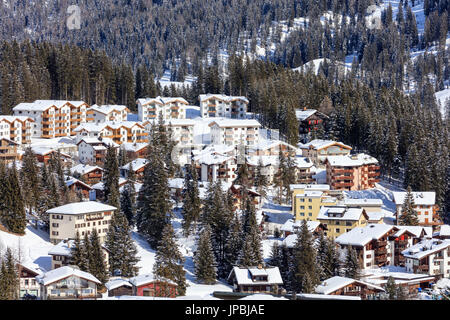 Vue sur le village alpin de Arosa encadrée par snowy woods district de Plessur Canton des Grisons Suisse Europe Banque D'Images