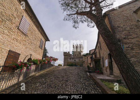 Une ruelle typique et de l'ancien château du village médiéval perché sur la colline Offagna Province d'Ancône Marches Italie Europe Banque D'Images