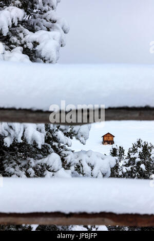 La clôture en bois couverte de neige des trames pour le chalet de montagne Passo delle Erbe Funes Valley Germany Italie Europe Banque D'Images