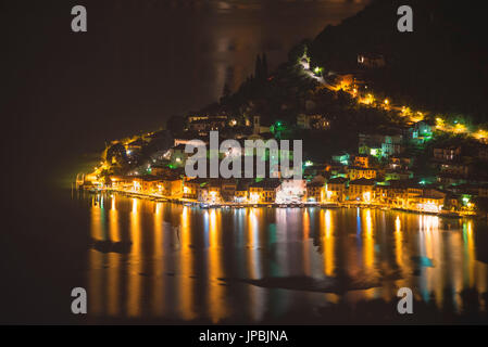 Peschiera Maraglio par nuit, le lac d'Iseo, province de Brescia, Lombardie, Italie, district de l'Europe. Banque D'Images