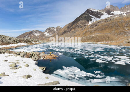 La glace et l'eau claire au Lago Rotondo au cours de dégel Malga Val Parc Régional de l'Adamello province de Brescia Lombardie Italie Europe Banque D'Images