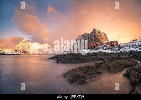 Hamnoy, Moskenesoy, Île Lofoten, Norvège Le village de Hamnoy photographiée à l'aube Banque D'Images
