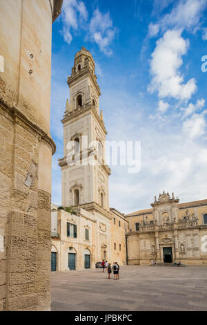 Le style baroque de l'ancienne cathédrale de Lecce dans la vieille ville Pouilles Italie Europe Banque D'Images