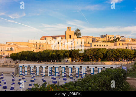 Parasols encadrent la forteresse médiévale de la vieille ville, province de Lecce Otranto Pouilles Italie Europe Banque D'Images