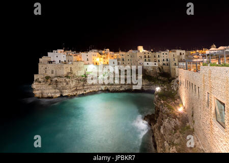 La tombée de la lumières sur la vieille ville perchée sur les rochers entourés par la mer claire Polignano a Mare province de Bari Pouilles Italie Europe Banque D'Images