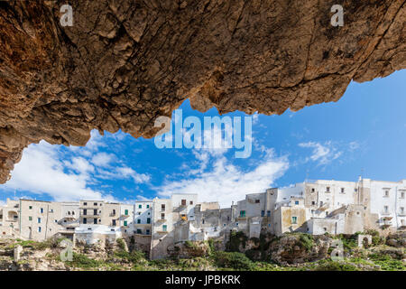 Avis de maisons blanches typiques de l'ancien village perché sur les rochers Polignano a Mare, province de Bari, Pouilles Italie Europe Banque D'Images