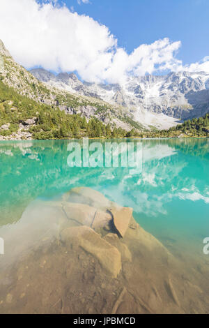 Pics rocheux et de bois se reflètent dans le lac Aviolo Vezza d'Oglio Vallée Camonica province de Brescia Lombardie Italie Europe Banque D'Images