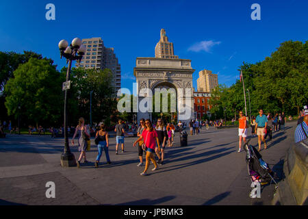 NEW YORK - Le 22 juillet 2017 : des personnes non identifiées, profitant de la journée d'été dans l'arche de Washington Square Park, New York Banque D'Images
