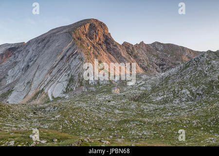 Vue du mont Croda del Beco avec Biella refuge à l'aube, Cortina d'Ampezzo, Belluno district,Veneto,Italie,Europe Banque D'Images