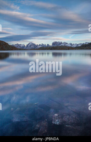 Dolomites de Brenta reflété dans le lac noir dans une journée nuageuse. Nembrone Valley, parc Adamello Brenta, province de Trento, Trentino Alto Adige, Italie, Europe Banque D'Images