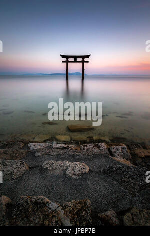 Tori Gate sur le lac Biwa, préfecture de Shiga, Japon Banque D'Images