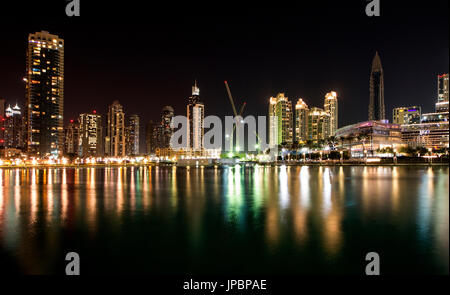 La nuit skyline montrent la séquence des gratte-ciel lumineux qui se reflètent sur l'eau du lac de Burj Khalifa. Dubaï, Émirats Arabes Unis Banque D'Images