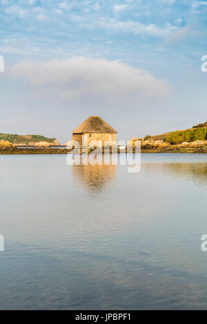 Moulin à marée sur l'île de Bréhat, Côtes-d'Armor, Bretagne, France. Banque D'Images