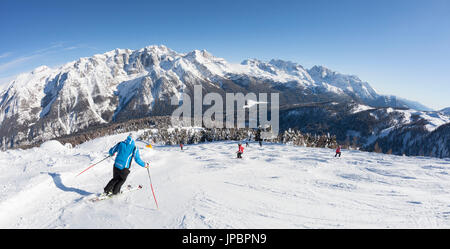 Certains sont les skieurs sur les pentes de ski dans la station de ski Folgarida avec Groupe Brenta en arrière-plan. La province de Trento, Trentino Alto Adige, Italie, Europe Banque D'Images