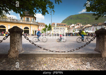 Un particolar vue sur la Piazza Walther plein de gens et avec trois motards dans la province de Bolzano, masse de l'illustration, Trentin-Haut-Adige, Italie, Europe, Banque D'Images