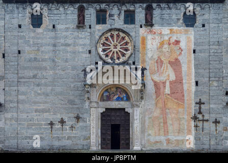 Vue de façade avec San Cristoforo sur la Chiesa Monumentale di San Gaudenzio à Baceno, Valle Antigorio, Verbano Cusio Ossola, Piémont, Italie. Banque D'Images