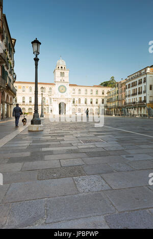 Une vue sur la Piazza dei Signori, l'une des nombreuses places de la ville historique de Padoue, Padoue, Vénétie, Italie province, Europe Banque D'Images