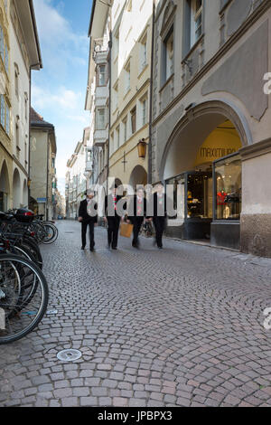 Vue d'une rue dans le centre de Bolzano, avec ses arcades, typique du Tyrol du Sud, la province de Bolzano, Trentin-Haut-Adige, Italie, Europe Banque D'Images