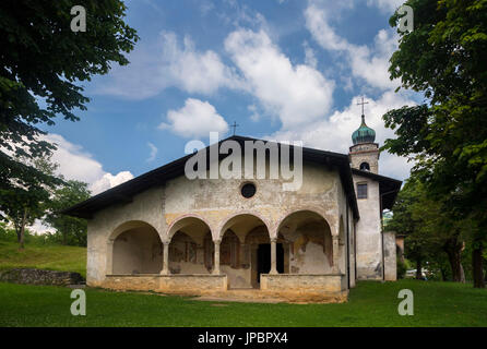 Les belles peintures et fresques du sanctuaire de la Santissima Trinità de Casnigo, Val Seriana, province de Bergame, Lombardie, Italie. Banque D'Images