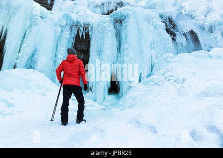 Une vue sur la célèbre cascade glacé appelé Vallesinella dans les Dolomites de Brenta, province de Trento, Trentino Alto Adige, Italie, Europe Banque D'Images