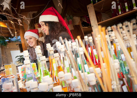 Un instantané de deux filles avec le Père Noël, la vente de leurs produits typiques au cours de la marché de Noël de la ville de Brixen, la province de Bolzano, le Tyrol du Sud, Trentin-Haut-Adige, Italie, Europe Banque D'Images