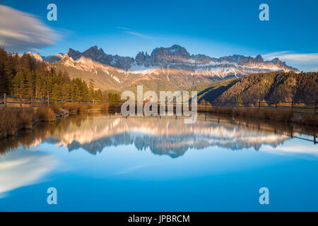 L'Europe, l'Italie, la Vallée d'Tiersertal, Tyrol du Sud, l'Alto Adige, Dolomites. Catinaccio Rosengarten - Réflexions d'au coucher du soleil sur le lac Wuhn Banque D'Images