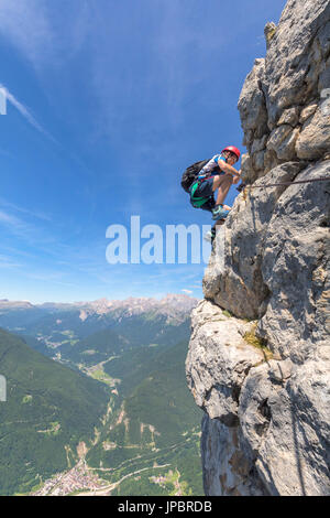 L'Europe, Italie, Vénétie, Agordo, d'alpiniste sur la via ferrata Fiamme Gialle à Palazza Alta de Pelsa Civetta, groupe, Dolomites Banque D'Images