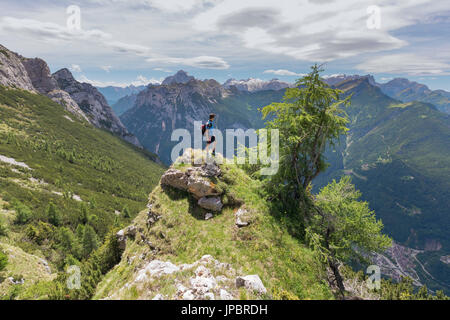 L'Europe, Italie, Vénétie, Agordino, Dolomites, randonneur sur le chemin du mont Pelsa CAI 571, groupe Civetta Banque D'Images