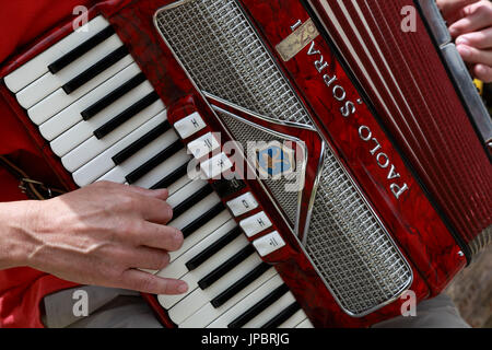 L'Europe, Italie, Vénétie, Italie. Closeup détail des mains jouant un instrument accordéon rouge Banque D'Images