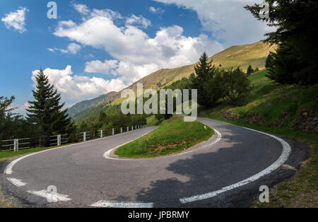 Virage en épingle sur la route de Passo del Vivione, Schilpario, Val di Scalve, district de Bergame, Lombardie, Italie. Banque D'Images