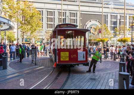 Cable car tourner à la fin de la ligne. San Francisco, comté de Marin, en Californie, USA. Banque D'Images