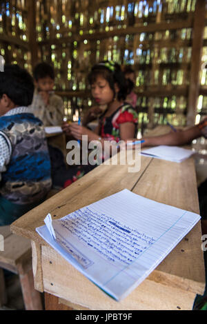 L'État de Rakhine, au Myanmar. Les jeunes garçons dans une salle de classe d'un village Chin à distance. Banque D'Images
