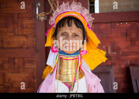 Lac Inle, Nyaungshwe township, Yangon, Myanmar (Birmanie). Portrait d'une femme Kayan (Padaung). Banque D'Images