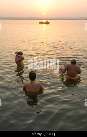 Varanasi, Uttar Pradesh, Inde, Asie. Les ablutions du matin dans le Gange. Banque D'Images