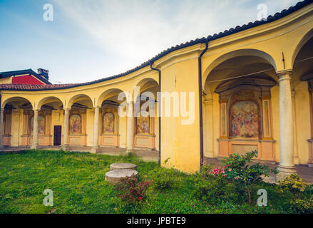 Mergozzo, lac Mergozzo, Piémont, Italie. Église et son vieux cloître de peintures et d'arcades. Banque D'Images