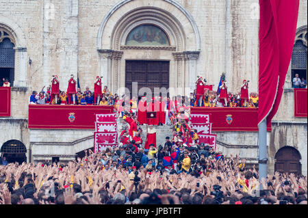 Gubbio, Ombrie, Italie. Lieu de la cérémonie des bougies sur la Piazza Grande. Banque D'Images