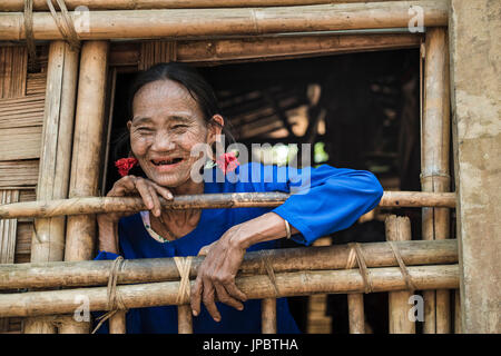 L'État de Rakhine, au Myanmar. Femme avec menton visage tatoué traditionnels. Banque D'Images