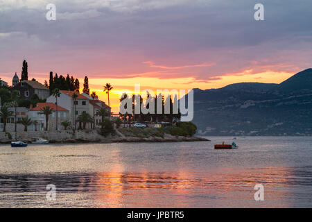 Coucher du soleil depuis le village (Korcula, Île de Korcula, Dubrovnik-Neretva county, région de Dalmatie, Croatie, Europe) Banque D'Images