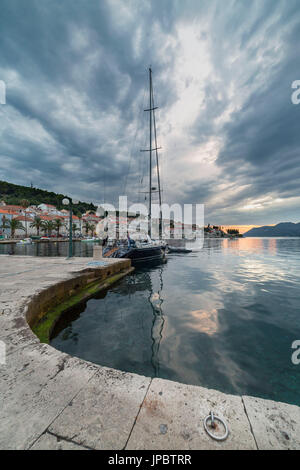 Coucher de soleil depuis le port de Korcula (Korcula village, l''île de Korcula, Dubrovnik-Neretva county, région de Dalmatie, Croatie, Europe) Banque D'Images