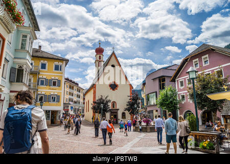 La ville de Ortisei, célèbre pour ses sculpteurs, en été, Ortisei, vallée de Gardena, Sud Tyrol district, Dolomites, Italie Banque D'Images