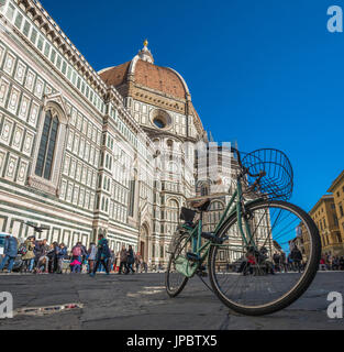 Italie, Toscane, Florence, vieux vélo sur la Piazza del Duomo avec l'église Santa Maria del Fiore Banque D'Images