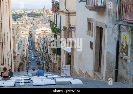 Les touristes à bord du vol de pas admirer la vieille ville et de Caltagirone province de Catane Sicile Italie Europe Banque D'Images